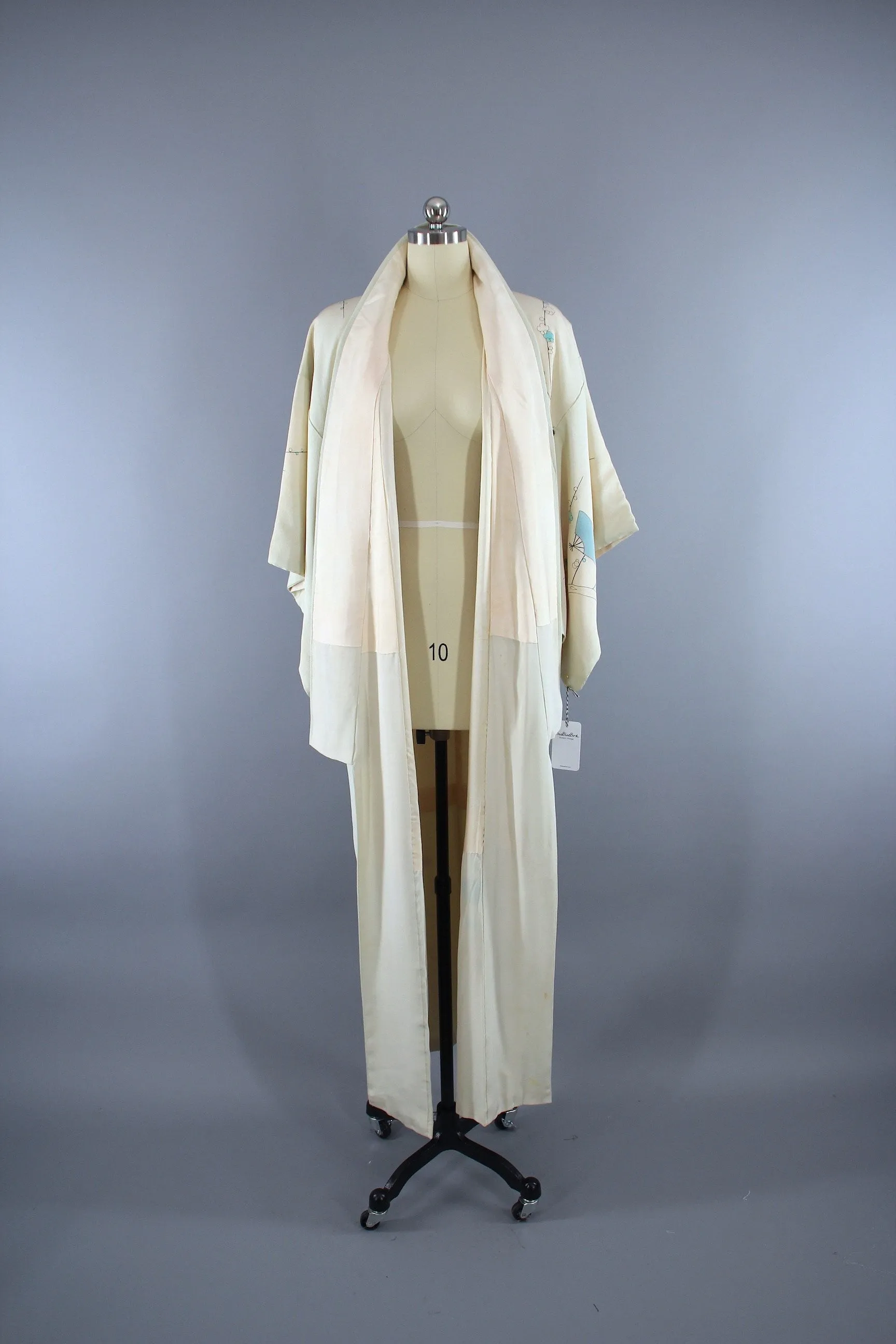 1950s Vintage Silk Kimono Robe / Ivory Lavender Fans Floral