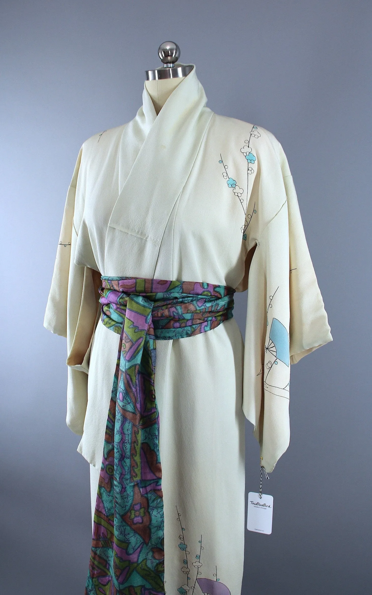 1950s Vintage Silk Kimono Robe / Ivory Lavender Fans Floral